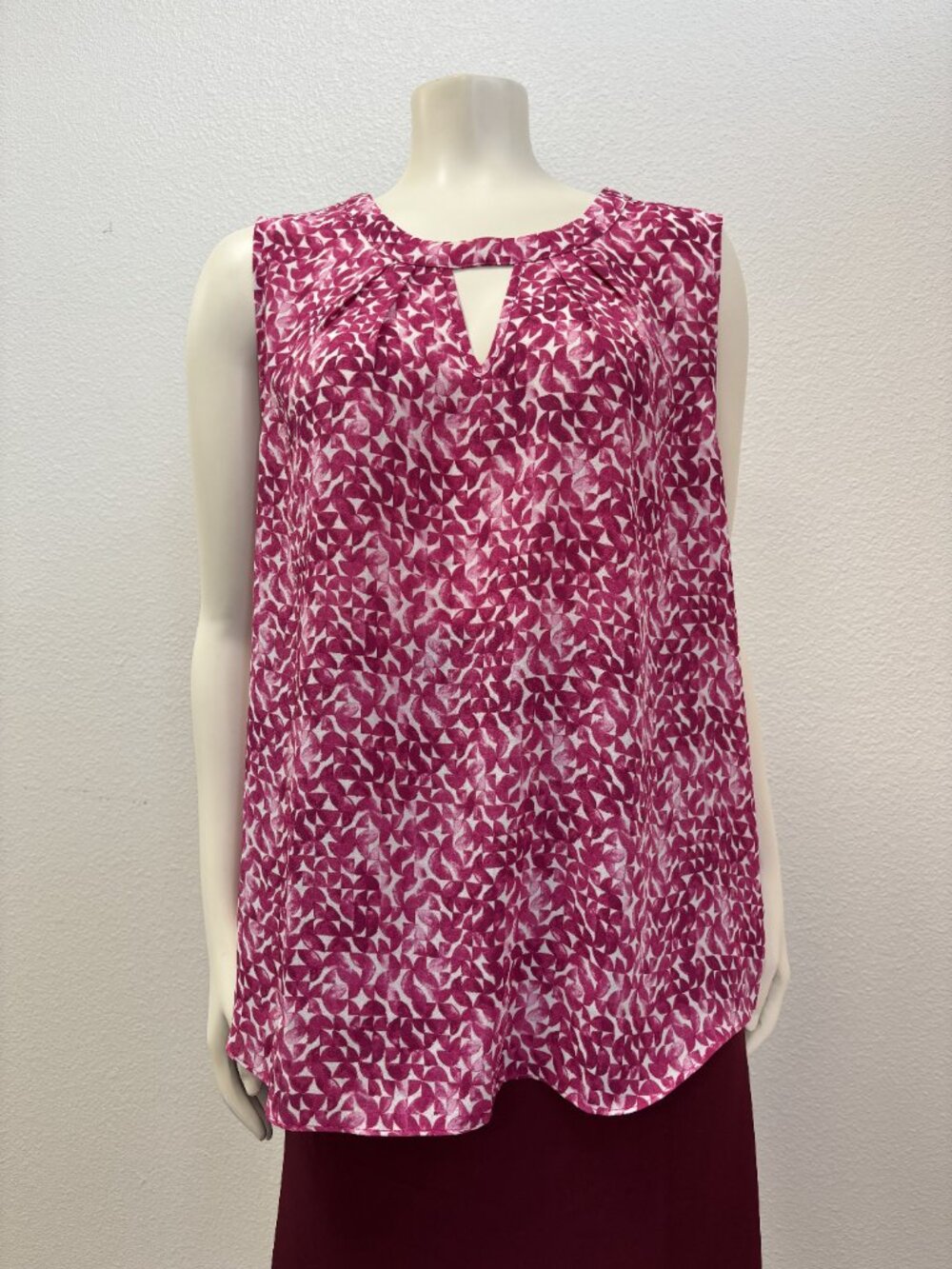 NWT Fortune + Ivy Sleeveless Blouse Large Pink Geometric Print Keyhole Neck
